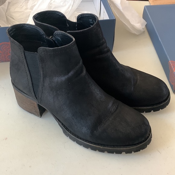 Carlos Santana ‘Gill’ Black Booties EUC Size 11 comes with original box - Picture 2 of 16